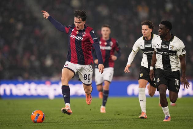 Bologna s Giovanni Fabbian fights for the ball with ParmaÕs Lamine Mandela Keita during the round of 16 Frecciarossa Italian Cup 2025 2026 soccer match between Bologna and Parma at Renato DallÕAra Stadium in Bologna, North Italy, Thursday, December 4, 2025. Soccer  Copyright: xMassimoxPaolone LaPressex