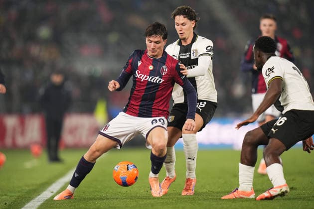 Bologna s Giovanni Fabbian fights for the ball with ParmaÕs Mathias Lovik during the round of 16 Frecciarossa Italian Cup 2025 2026 soccer match between Bologna and Parma at Renato DallÕAra Stadium in Bologna, North Italy, Thursday, December 4, 2025. Soccer  Copyright: xMassimoxPaolone LaPressex
