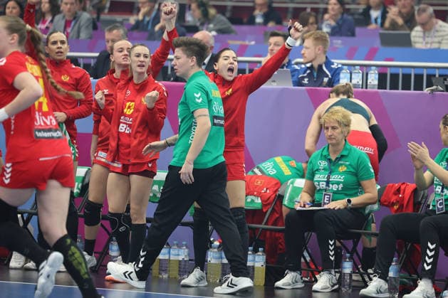 GER, Dortmund, 27th Wommens World Championship 2025, Main Round, Group II, 2 Round Round Montenegro MNE vs Germany GER 04 12 2025, Westfalenhalle, Dortmund, GER, Dortmund, 27th Wommens World Championship 2025, Main Round, Group II, 2 Round Round Montenegro MNE vs Germany GER , in the picture the bench of Montenegro is happy nordphotoxGmbHx xMeuter nph00351