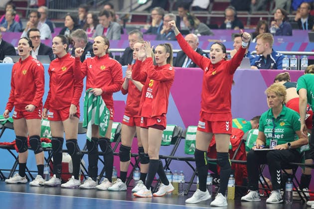 GER, Dortmund, 27th Wommens World Championship 2025, Main Round, Group II, 2 Round Round Montenegro MNE vs Germany GER 04 12 2025, Westfalenhalle, Dortmund, GER, Dortmund, 27th Wommens World Championship 2025, Main Round, Group II, 2 Round Round Montenegro MNE vs Germany GER , in the picture the bench of Montenegro is happy nordphotoxGmbHx xMeuter nph00351
