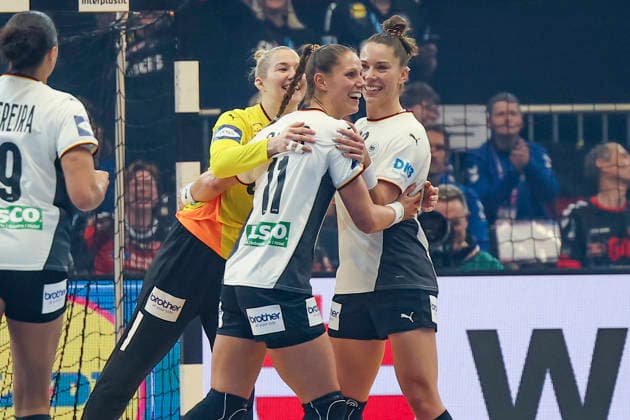GER, Dortmund, 27th Wommens World Championship 2025, Main Round, Group II, 2 Round Round Montenegro MNE vs Germany GER 04 12 2025, Westfalenhalle, Dortmund, GER, Dortmund, 27th Wommens World Championship 2025, Main Round, Group II, 2 Round Round Montenegro MNE vs Germany GER , in the picture Katharina Filter goalkeeper Ger 42 , is happy about a goal she scored herself with Xenia Smits Ger 11 , Emily Vogel Ger 20 , nordphotoxGmbHx xMeuter nph00351
