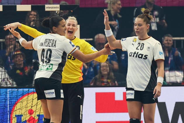 GER, Dortmund, 27th Wommens World Championship 2025, Main Round, Group II, 2 Round Round Montenegro MNE vs Germany GER 04 12 2025, Westfalenhalle, Dortmund, GER, Dortmund, 27th Wommens World Championship 2025, Main Round, Group II, 2 Round Round Montenegro MNE vs Germany GER , in the picture Katharina Filter goalkeeper Ger 42 , is happy about a goal she scored herself with Emily Vogel Ger 20 , AimÃ e von Pereira Ger 49 , nordphotoxGmbHx xMeuter nph00351