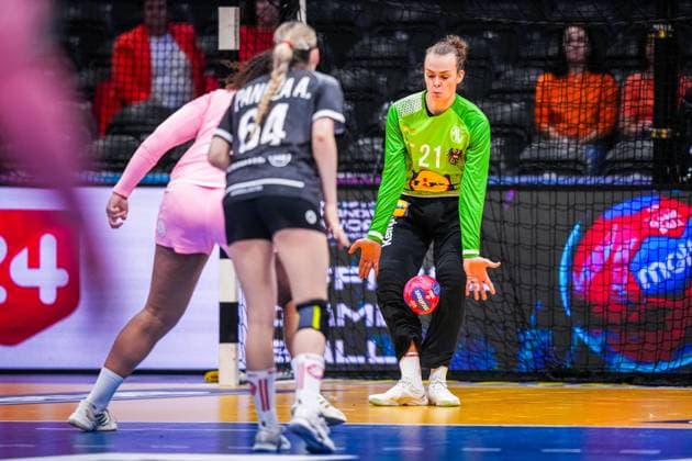 ROTTERDAM , 04-12-2025 , Rotterdam Ahoy , Womens World Championship, WM, Weltmeisterschaft Handball 2025 , match between France and Austria , picture shows Austria goalkeeper Antonija Mamic France - Austria (women)  x32343016x Copyright: