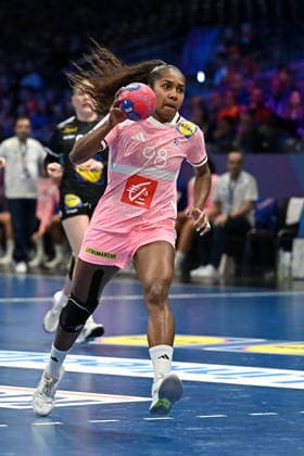2025.12.04 Rotterdam pilka reczna kobiet Mistrzostwa Swiata Francja - Austria N z Suzanne Wajoka Foto Lukasz Laskowski PressFocus 2025.12.04 Rotterdam IHF WomenÕs Handball World Championship, WM, Weltmeisterschaft France v Austria Suzanne Wajoka Credit: Lukasz Laskowski PressFocus NEWSPIX.PL --- newspix.pl 