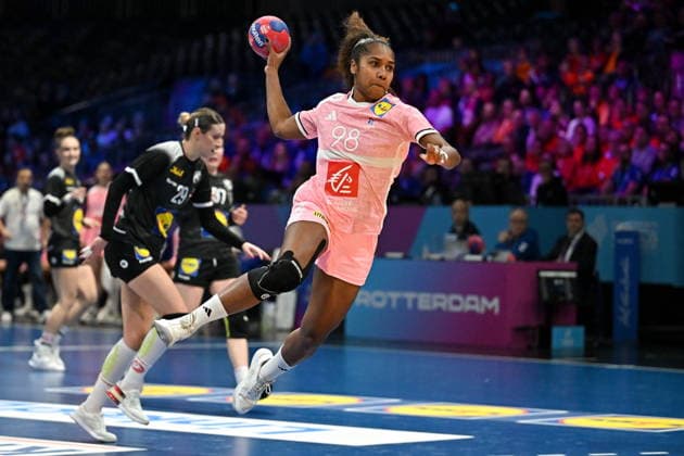 2025.12.04 Rotterdam pilka reczna kobiet Mistrzostwa Swiata Francja - Austria N z Suzanne Wajoka Foto Lukasz Laskowski PressFocus 2025.12.04 Rotterdam IHF WomenÕs Handball World Championship, WM, Weltmeisterschaft France v Austria Suzanne Wajoka Credit: Lukasz Laskowski PressFocus NEWSPIX.PL --- newspix.pl 