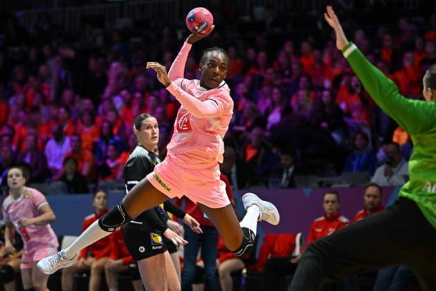 2025.12.04 Rotterdam pilka reczna kobiet Mistrzostwa Swiata Francja - Austria N z Fatou Karamoko Foto Lukasz Laskowski PressFocus 2025.12.04 Rotterdam IHF WomenÕs Handball World Championship, WM, Weltmeisterschaft France v Austria Fatou Karamoko Credit: Lukasz Laskowski PressFocus NEWSPIX.PL --- newspix.pl 