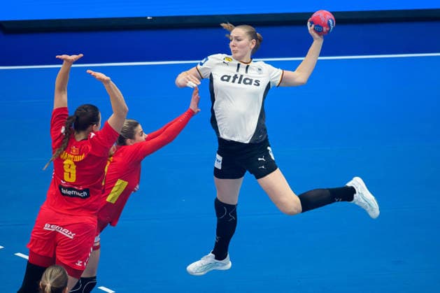 Handball, Womens World Championship, Main Round Montenegro Germany v li Durdina Jaukovic Montenegro , Viola Leuchter Germany Dortmund Westfalenhalle Nordrhein Westfalen Germany