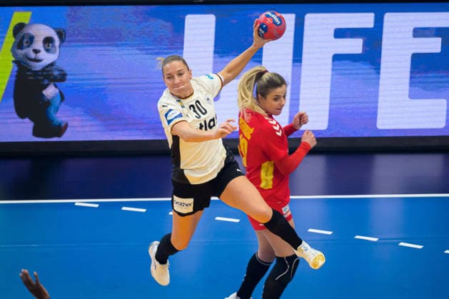 Handball, Womens World Championship, Main Round Montenegro Germany Jenny Behrend Germany Dortmund Westfalenhalle Nordrhein Westfalen Germany