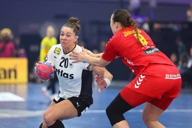 Emily Vogel Germany in a duel with Durdina Jaukovic Montenegro Germany vs Montenegro, Handball, Womens World Championship, 04 12 2025 Germany vs Montenegro, Handball, Womens World Championship, 04 12 2025 Dortmund Copyright: xEibner-Pressefotox EP_RWS
