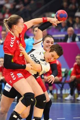 Alina Grijseels Germany in duel with Tatjana Brnovic Montenegro Germany vs Montenegro, Handball, Womens World Championship, 04 12 2025 Germany vs Montenegro, Handball, Womens World Championship, 04 12 2025 Dortmund Copyright: xEibner-Pressefotox EP_RWS