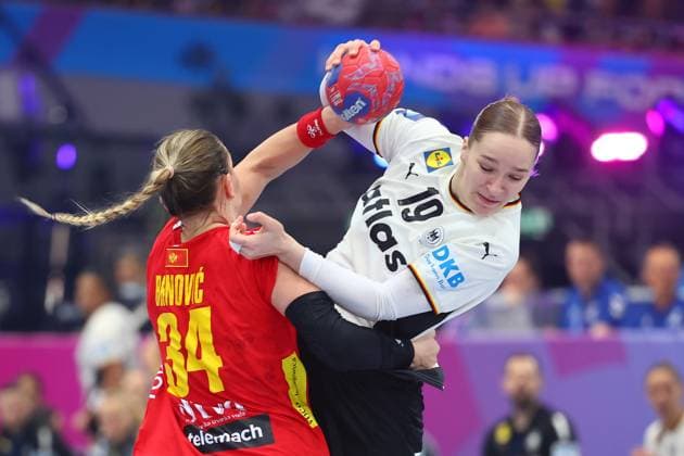 Nieke Kuehne Germany in duel with Tatjana Brnovic Montenegro Germany vs Montenegro, Handball, Womens World Championship, 04 12 2025 Germany vs Montenegro, Handball, Womens World Championship, 04 12 2025 Dortmund Copyright: xEibner-Pressefotox EP_RWS