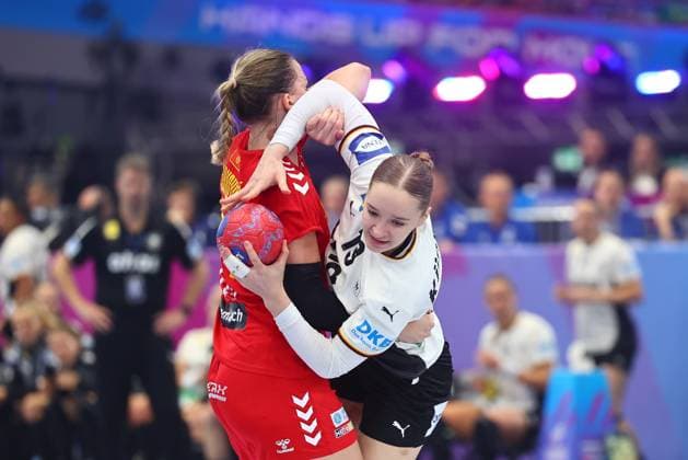 Nieke Kuehne Germany in duel with Tatjana Brnovic Montenegro Germany vs Montenegro, Handball, Womens World Championship, 04 12 2025 Germany vs Montenegro, Handball, Womens World Championship, 04 12 2025 Dortmund Copyright: xEibner-Pressefotox EP_RWS