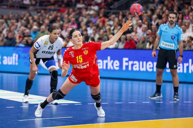 04 12 2025, Handball World Championship Women, Main Round, Germany Montenegro, 27th IHF Women s Handball World Championship, Westfalenhalle Dortmund Jelena Vukcevic Montenegro 15 throws on goal North Rhine-Westphalia Germany