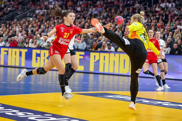 04 12 2025, Handball World Championship Women, Main Round, Germany Montenegro, 27th IHF Women s Handball World Championship, Westfalenhalle Dortmund Nina Bulatovic Montenegro 37 throws at the goal of Katharina Filter GER 42 North Rhine-Westphalia Germany