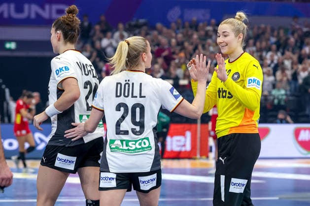 04 12 2025, Handball World Championship Women, Main Round, Germany Montenegro, 27th IHF Women s Handball World Championship, Westfalenhalle Dortmund Cheering at half-time Emily Vogel GER 20 Antje Doll GER 29 Katharina Filter GER 42 North Rhine-Westphalia Germany
