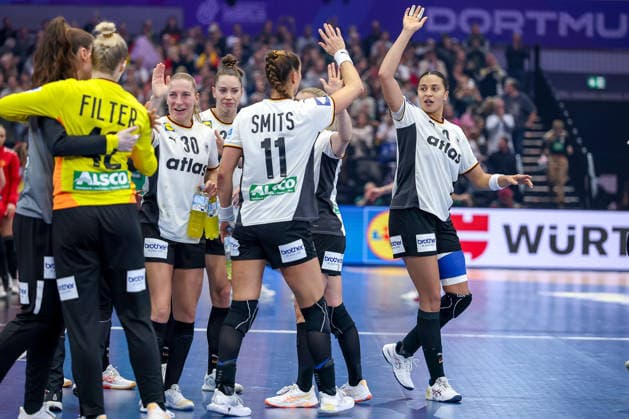 04 12 2025, Handball World Championship Women, Main Round, Germany Montenegro, 27th IHF Women s Handball World Championship, Westfalenhalle Dortmund Cheering at half-time Jenny Behrend GER 30 Xenia Smits GER 11 Aimee von Pereira GER 49 North Rhine-Westphalia Germany