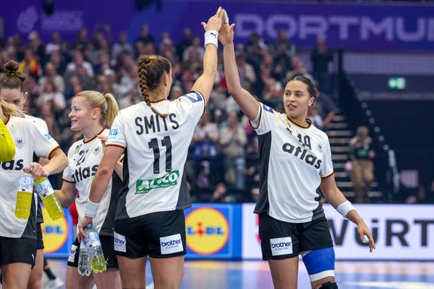 04 12 2025, Handball World Championship Women, Main Round, Germany Montenegro, 27th IHF Women s Handball World Championship, Westfalenhalle Dortmund Cheering at half-time Xenia Smits GER 11 Aimee von Pereira GER 49 North Rhine-Westphalia Germany