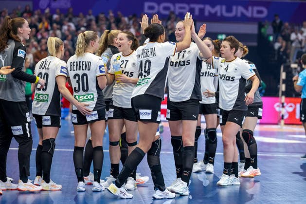 04 12 2025, Handball World Championship Women, Main Round, Germany Montenegro, 27th IHF Women s Handball World Championship, Westfalenhalle Dortmund Cheering at half-time Antje Doll GER 29 Jenny Behrend GER 30 Julia Maidhof GER 27 Aimee von Pereira GER 49 Viola Leuchter GER 77 xd04 North Rhine-Westphalia Germany