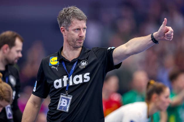04 12 2025, Handball World Championship Women, Main Round, Germany Montenegro, 27th IHF Women s Handball World Championship, Westfalenhalle Dortmund National coach Markus Gaugisch GER hc gesticulating on the sidelines North Rhine-Westphalia Germany