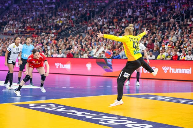 04 12 2025, Handball World Championship Women, Main Round, Germany Montenegro, 27th IHF Women s Handball World Championship, Westfalenhalle Dortmund Katharina Filter GER 42 defends against Jelena Vukcevic Montenegro 15 North Rhine-Westphalia Germany