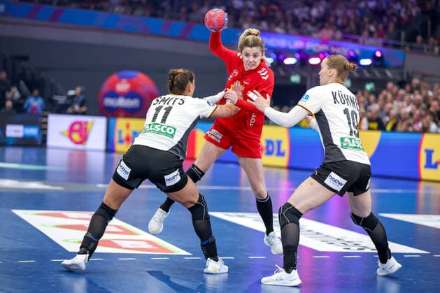 04 12 2025, Handball World Championship Women, Main Round, Germany Montenegro, 27th IHF Women s Handball World Championship, Westfalenhalle Dortmund Xenia Smits GER 11 unx Nieke Kuhne GER 19 defend at the circle North Rhine Westphalia Germany