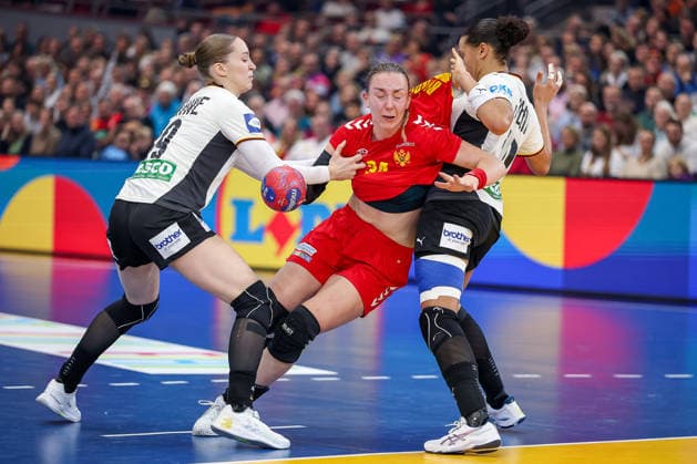 04 12 2025, Handball World Championship Women, Main Round, Germany Montenegro, 27th IHF Women s Handball World Championship, Westfalenhalle Dortmund Nieke Kuhne GER 19 and Aimee von Pereira GER 49 defend against Tatjana Brnovic Montenegro 34 at the circle North Rhine Westphalia Germany