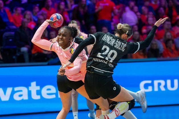 2025-12-04 France vs Austria ROTTERDAM, NETHERLANDS - DECEMBER 4: Onacia Ondono of France during the IHF Worldchampionship 2025 match for women, between France and Austria at Ahoy on December 4, 2025 in Rotterdam, Netherlands. Rotterdam Ahoy Netherlands Content not available for redistribution in The Netherlands directly or indirectly through any third parties. Copyright: xHenkxSeppenx