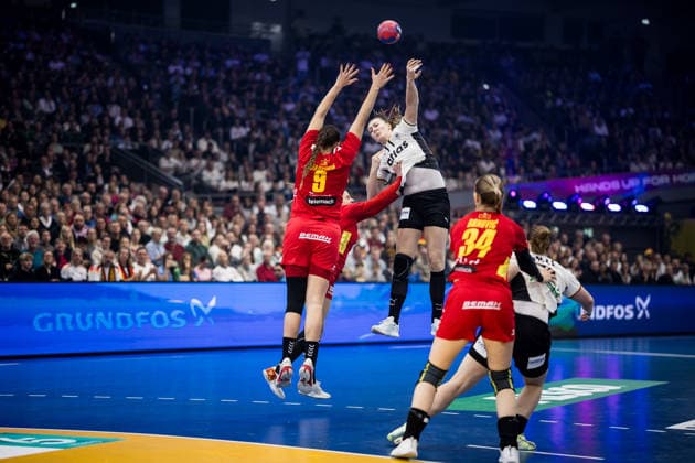 DORTMUND, GERMANY - DECEMBER 4: Viola Leuchter (Germany, 77) with the ball, tries to score against Durdina Jaukovic (Montenegro, 9) during the 27th IHF Women’s World Handball Championship match between Montenegro vs. Germany at Westfalenhalle on matchday 3 of the main round of the 27th IHF Women’s World Handball Championship on December 4, 2025 in Dortmund, Germany. North Rhine Westphalia Germany Copyright: xBEAUTIFULxSPORTS Wunderlx
