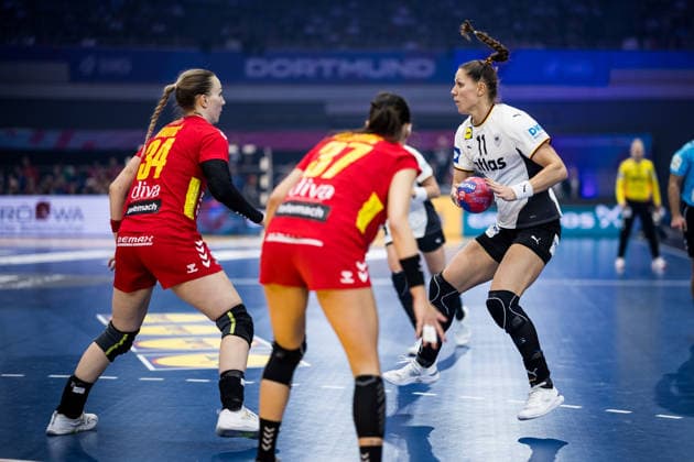 DORTMUND, GERMANY - DECEMBER 4: Xenia Smits (Germany, 11) with the ball against Tatjana Brnovic (Montenegro, 34) during the 27th IHF Women’s World Handball Championship match between Montenegro vs. Germany at Westfalenhalle on matchday 3 of the main round of the 27th IHF Women’s World Handball Championship on December 4, 2025 in Dortmund, Germany. North Rhine Westphalia Germany Copyright: xBEAUTIFULxSPORTS Wunderlx