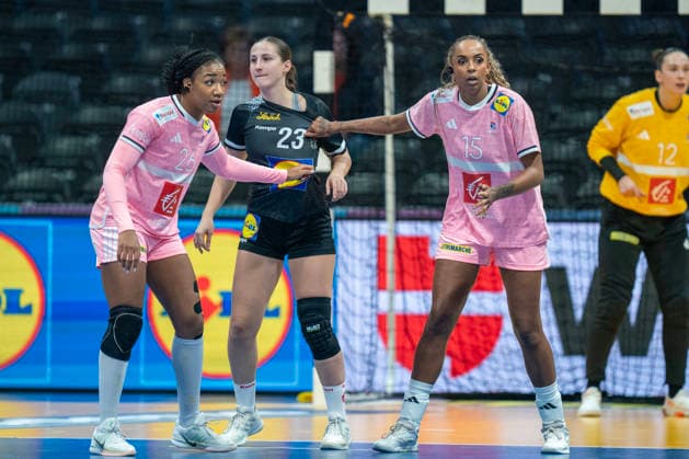 2025-12-04 France vs Austria ROTTERDAM, NETHERLANDS - DECEMBER 4: Lina Kovacs of Austria between Pauletta Foppa and Marie Helene Sajka of France during the IHF Worldchampionship 2025 match for women, between France and Austria at Ahoy on December 4, 2025 in Rotterdam, Netherlands. Rotterdam Ahoy Netherlands Content not available for redistribution in The Netherlands directly or indirectly through any third parties. Copyright: xHenkxSeppenx