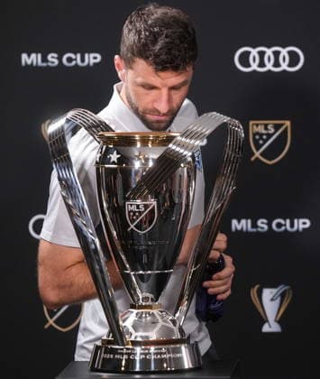 December 4, 2025, Fort Lauderdale, Fl, UNITED STATES: Vancouver Whitecaps Thomas Muller looks inside the MLS, Fussball Herren, USA Cup trophy as he arrives for a news conference ahead of the MLS Cup final soccer match, in Fort Lauderdale, Fla., Thursday, Dec. 4, 2025. Canada News - December 4, 2025 - ZUMAc35_ 20251204_zaf_c35_031 Copyright: xDarrylxDyckx