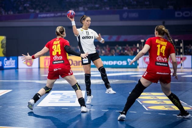 DORTMUND, GERMANY - DECEMBER 4: Xenia Smits (Germany, 11) with the ball against Tatjana Brnovic (Montenegro, 34) during the 27th IHF Women’s World Handball Championship match between Montenegro vs. Germany at Westfalenhalle on matchday 3 of the main round of the 27th IHF Women’s World Handball Championship on December 4, 2025 in Dortmund, Germany. North Rhine Westphalia Germany Copyright: xBEAUTIFULxSPORTS Wunderlx
