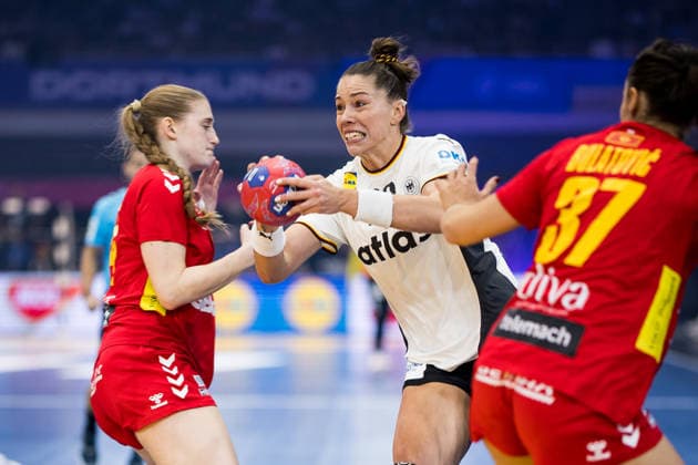 DORTMUND, GERMANY - DECEMBER 4: Emily Vogel (Germany, 20) with the ball against Katarina Dzaferovic (Montenegro, 14) during the 27th IHF Women’s World Handball Championship match between Montenegro vs. Germany at Westfalenhalle on matchday 3 of the main round of the 27th IHF Women’s World Handball Championship on December 4, 2025 in Dortmund, Germany. North Rhine Westphalia Germany Copyright: xBEAUTIFULxSPORTS Wunderlx
