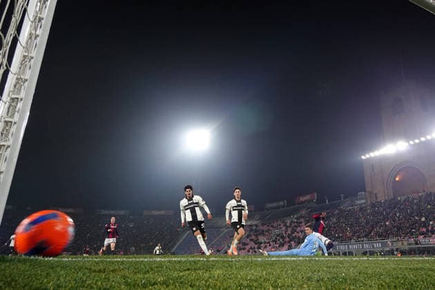 Bologna s Jonathan Rowe takes the pole before the goal of 1-1 during the round of 16 Frecciarossa Italian Cup 2025 2026 soccer match between Bologna and Parma at Renato DallÕAra Stadium in Bologna, North Italy, Thursday, December 4, 2025. Soccer  Copyright: xMassimoxPaolone LaPressex