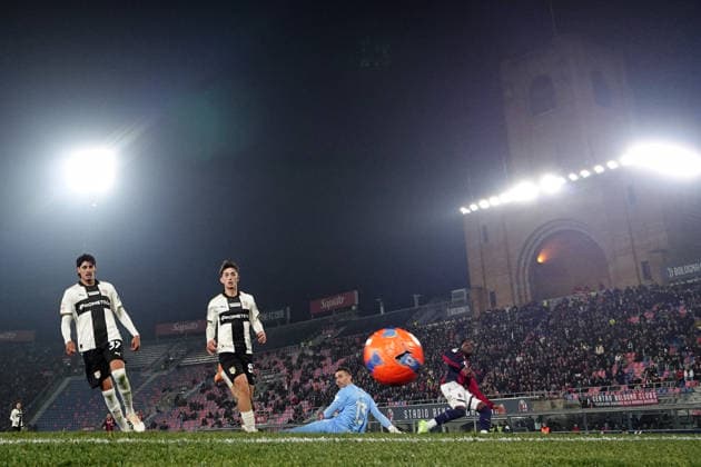 Bologna s Jonathan Rowe takes the pole before the goal of 1-1 during the round of 16 Frecciarossa Italian Cup 2025 2026 soccer match between Bologna and Parma at Renato DallÕAra Stadium in Bologna, North Italy, Thursday, December 4, 2025. Soccer  Copyright: xMassimoxPaolone LaPressex
