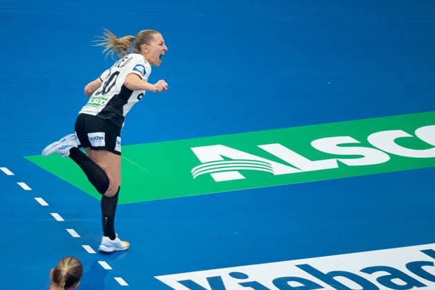Handball, Womens World Championship, Main Round Montenegro Germany Jenny Behrend Germany Cheers Joy Emotion Goal celebration Goalscorer Dortmund Westfalenhalle North Rhine-Westphalia Germany