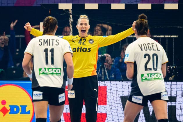 Handball, Womens World Championship, Main Round Montenegro Germany from left Xenia Smits Germany , Goalkeeper Katharina Filter Germany , Emily Vogel Germany Cheering Joy Emotion Dortmund Westfalenhalle Nordrhein Westfalen Germany