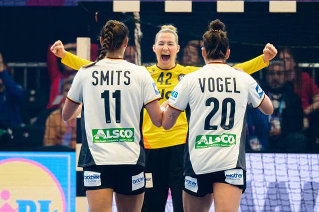 Handball, Womens World Championship, Main Round Montenegro Germany from left Xenia Smits Germany , Goalkeeper Katharina Filter Germany , Emily Vogel Germany Cheering Joy Emotion Dortmund Westfalenhalle Nordrhein Westfalen Germany