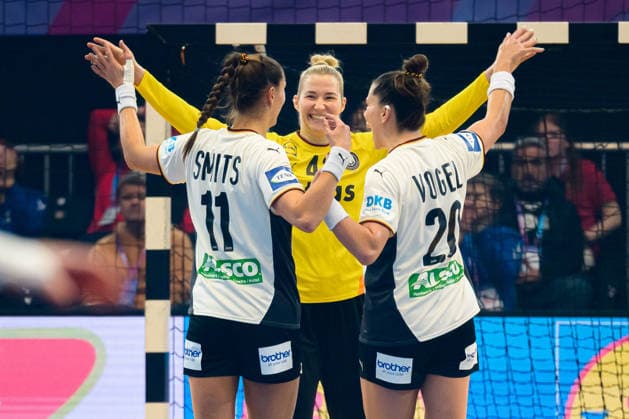 Handball, Womens World Championship, Main Round Montenegro Germany from left Xenia Smits Germany , Goalkeeper Katharina Filter Germany , Emily Vogel Germany Cheering Joy Emotion Dortmund Westfalenhalle Nordrhein Westfalen Germany