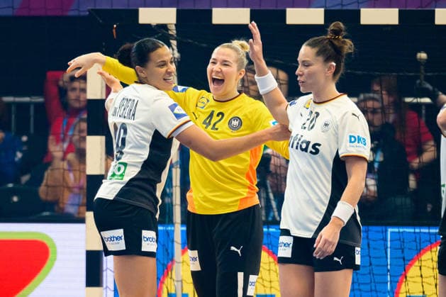 Handball, Womens World Championship, Main Round Montenegro Germany Aimee von Pereira Germany , Goalkeeper Katharina Filter Germany , Emily Vogel Germany Cheering Joy Emotion Dortmund Westfalenhalle Nordrhein Westfalen Germany
