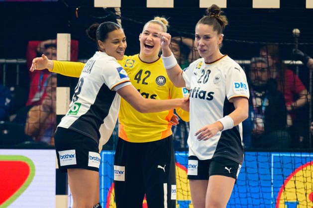 Handball, Womens World Championship, Main Round Montenegro Germany Aimee von Pereira Germany , Goalkeeper Katharina Filter Germany , Emily Vogel Germany Cheering Joy Emotion Dortmund Westfalenhalle Nordrhein Westfalen Germany