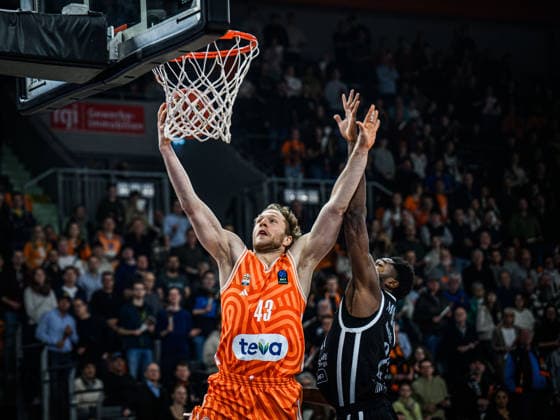 Christian Sengfelder ratiopharm ulm and, Selom Mawugbe Dolomiti Energia Trento riz during the Basketball Eurocup match between ratiopharm ulm and Dolomiti Energia Trento at ratiopharm Arena on December 4, 2025 in Neu Ulm, Germany Photo by Harry Langer DeFodi Images