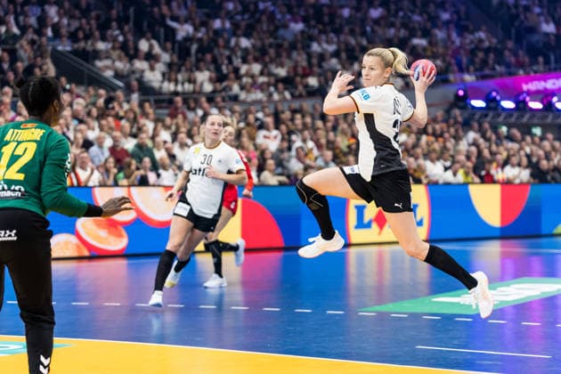 DORTMUND, GERMANY - DECEMBER 4: Antje Doell (Germany, 29) with the ball, tries to score during the 27th IHF Women’s World Handball Championship match between Montenegro vs. Germany at Westfalenhalle on matchday 3 of the main round of the 27th IHF Women’s World Handball Championship on December 4, 2025 in Dortmund, Germany. North Rhine Westphalia Germany Copyright: xBEAUTIFULxSPORTS Wunderlx