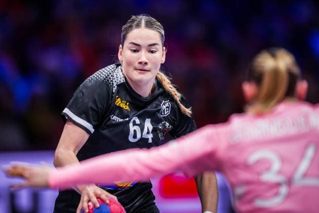 ROTTERDAM , 04-12-2025 , Rotterdam Ahoy , Womens World Championship, WM, Weltmeisterschaft Handball 2025 , match between France and Austria , picture shows Austria player Ana Pandza France - Austria (women)  x32343171x Copyright: