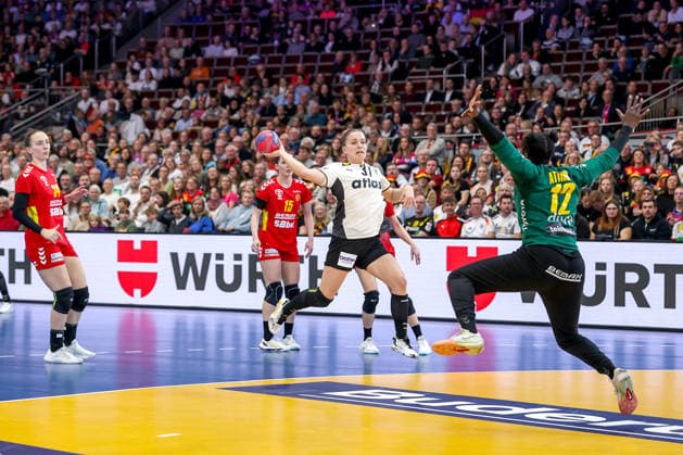 04 12 2025, Handball World Championship Women, Main Round, Germany Montenegro, 27th IHF Women s Handball World Championship, Westfalenhalle Dortmund Alexia Hauf GER 31 throws on the goal of Armelle Attingre Montenegro 12 North Rhine-Westphalia Germany