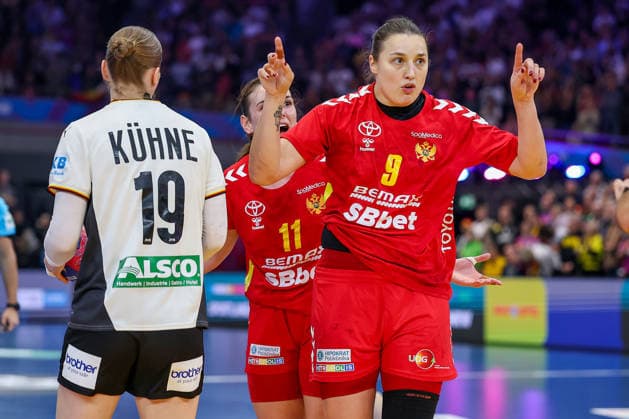 04 12 2025, Handball World Championship Women, Main Round, Germany Montenegro, 27th IHF Women s Handball World Championship, Westfalenhalle Dortmund Djurdjina Jaukovic Montenegro 09 gesticulating next to Nieke Kuhne GER 19 Nordrhein Westfalen Germany