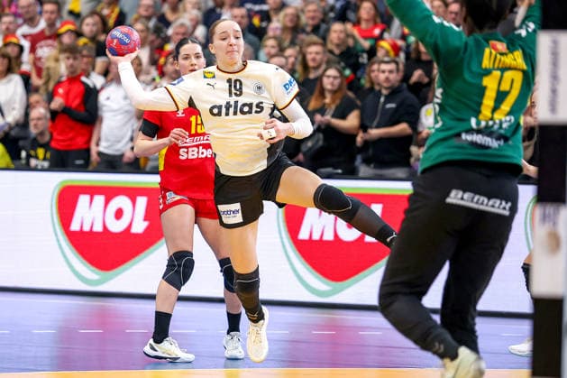 04 12 2025, Handball World Championship Women, Main Round, Germany Montenegro, 27th IHF Women s Handball World Championship, Westfalenhalle Dortmund xxxxxxxxxx North Rhine-Westphalia Germany