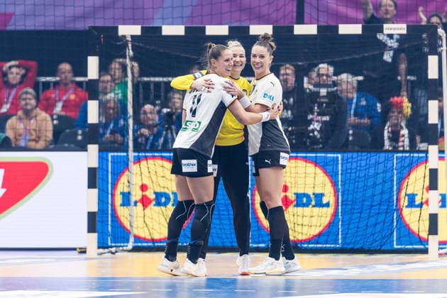 DORTMUND, GERMANY - DECEMBER 4: Xenia Smits (Germany, 11), Katharina Filter (Germany, 42) and Emily Vogel (Germany, 20) cheer during the 27th IHF Women’s World Handball Championship match between Montenegro vs. Germany at Westfalenhalle on matchday 3 of the main round of the 27th IHF Women’s World Handball Championship on December 4, 2025 in Dortmund, Germany. North Rhine Westphalia Germany Copyright: xBEAUTIFULxSPORTS Wunderlx