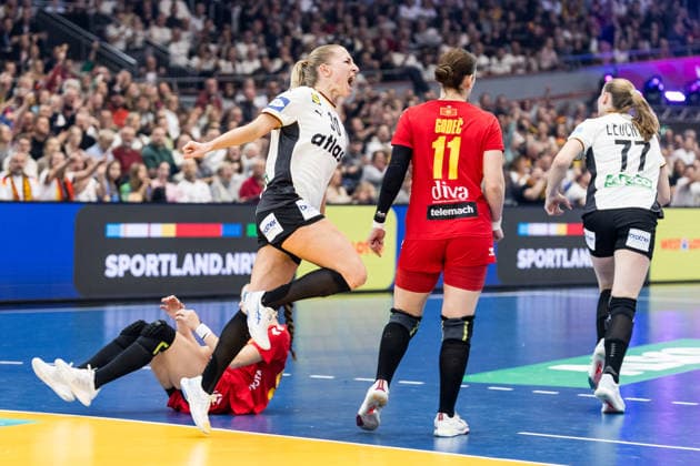 DORTMUND, GERMANY - DECEMBER 4: Jenny Behrend (Germany, 30) cheers during the 27th IHF Women’s World Handball Championship match between Montenegro vs. Germany at Westfalenhalle on matchday 3 of the main round of the 27th IHF Women’s World Handball Championship on December 4, 2025 in Dortmund, Germany. North Rhine Westphalia Germany Copyright: xBEAUTIFULxSPORTS Wunderlx