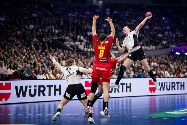 DORTMUND, GERMANY - DECEMBER 4: Viola Leuchter (Germany, 77) with the ball, tries to score during the 27th IHF Women’s World Handball Championship match between Montenegro vs. Germany at Westfalenhalle on matchday 3 of the main round of the 27th IHF Women’s World Handball Championship on December 4, 2025 in Dortmund, Germany. North Rhine Westphalia Germany Copyright: xBEAUTIFULxSPORTS Wunderlx